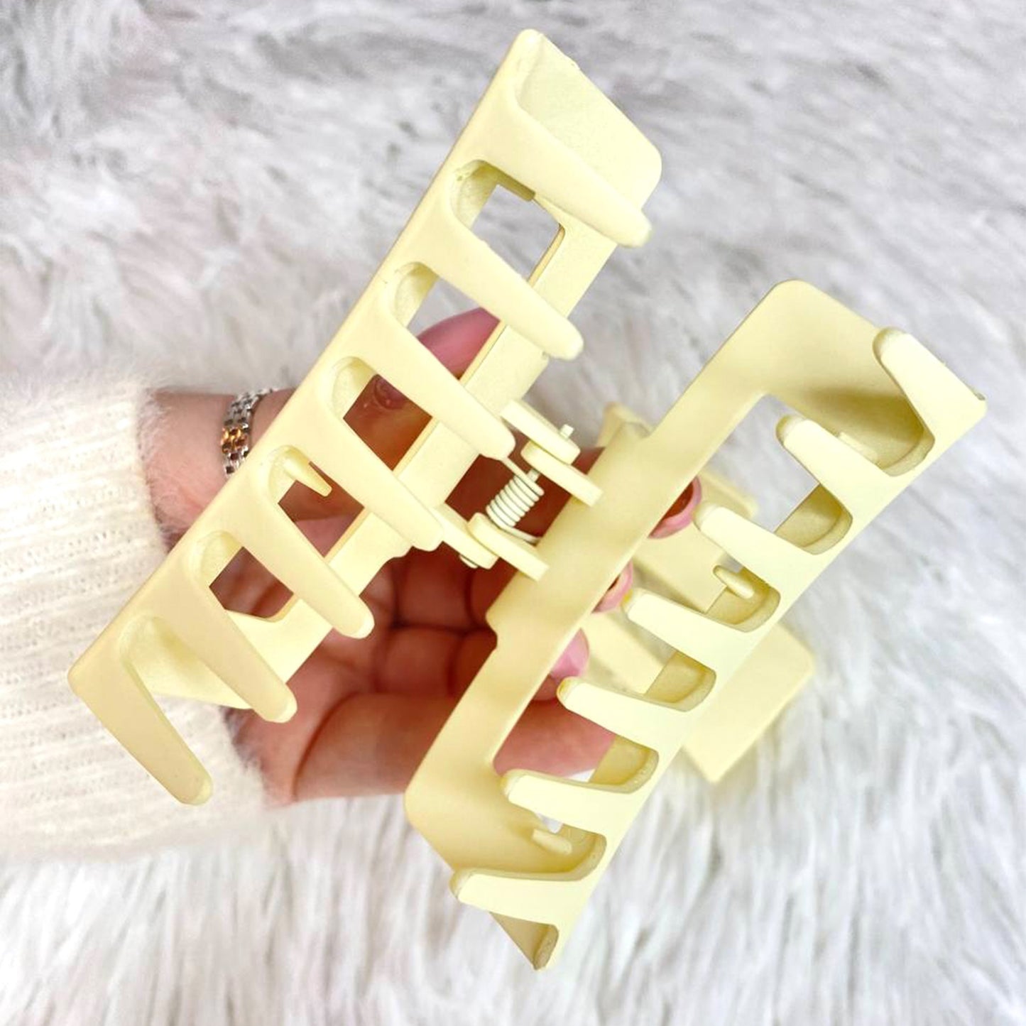 Acrylic Hair Clip - Vanilla