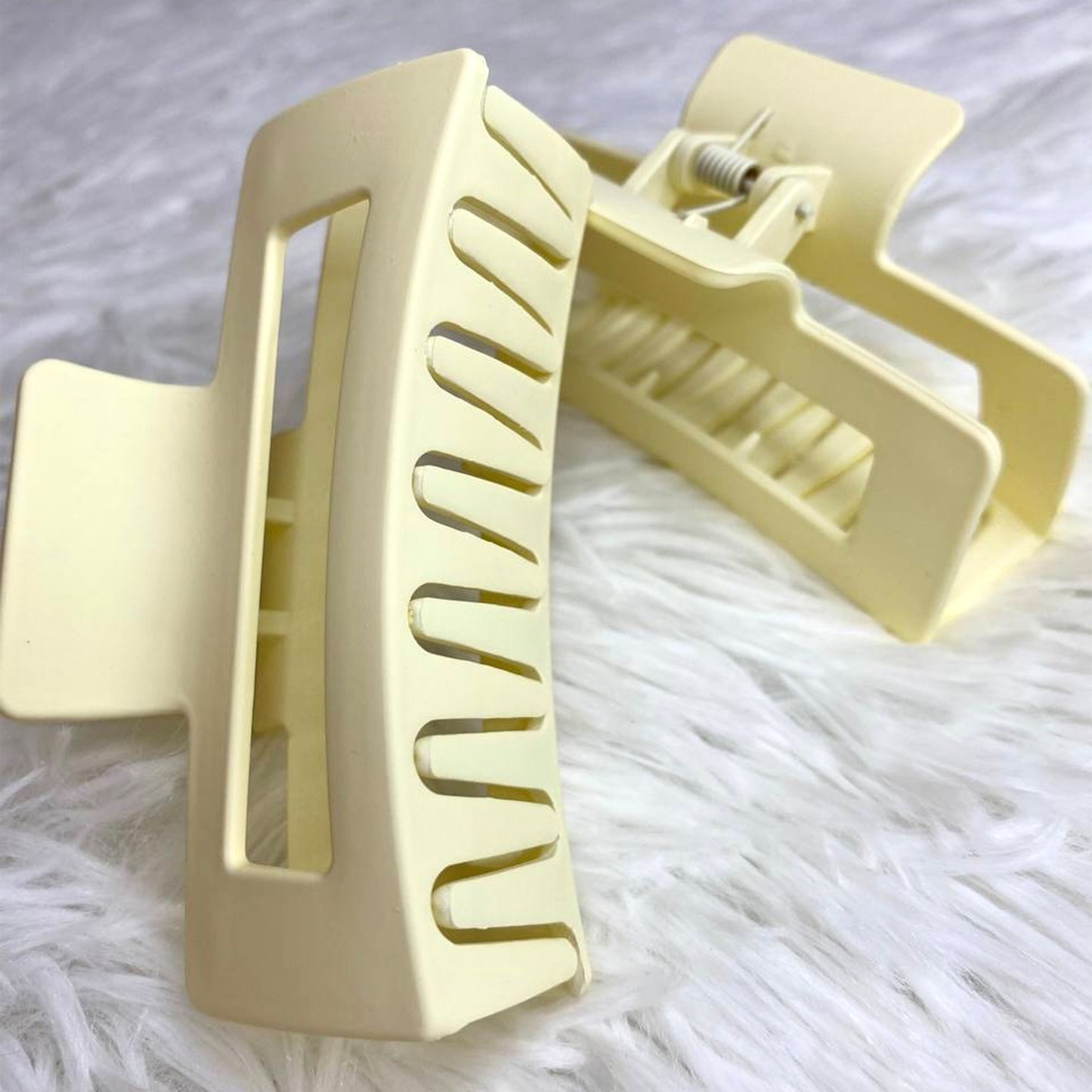 Acrylic Hair Clip - Vanilla